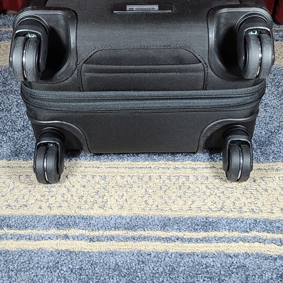 TUMI Dual Access 4wh Carry-On - Picture 13 of 16
